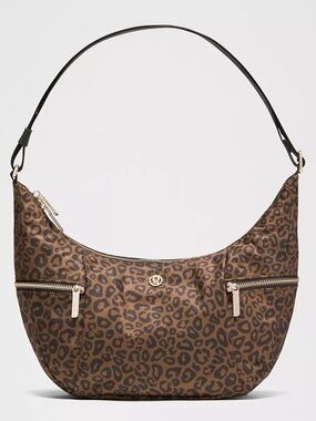 NWT Lululemon Slouchy Sling Bag 6L Gold
Metal Hardware